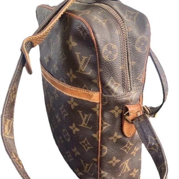 Louis Vuitton Danube Monogram canvas crossbody with COA for Men or Women - EUC - Picture 3 of 7